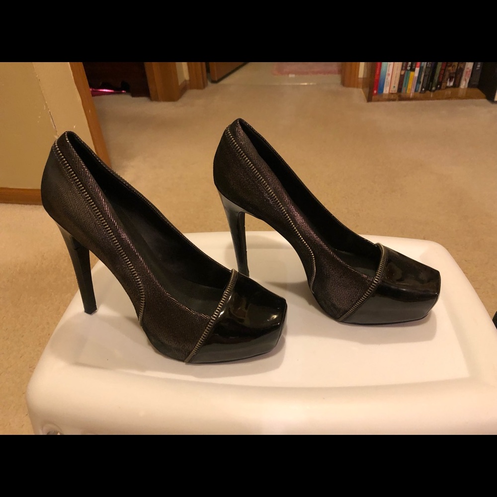 Jessica Simpson Black patent silver pumps zippers